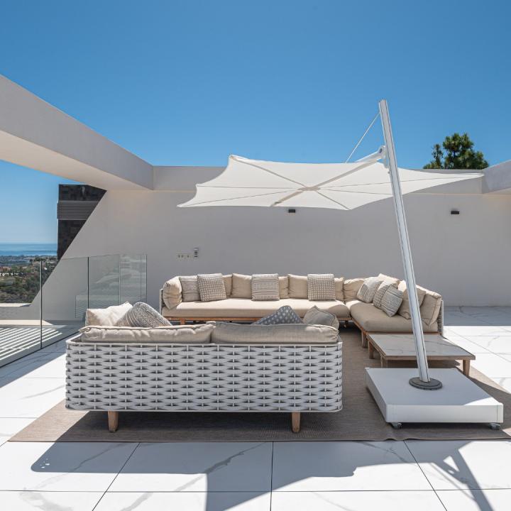 Stunning 3 bedroom penthouse with private swimming pool and panoramic sea views Picture 18