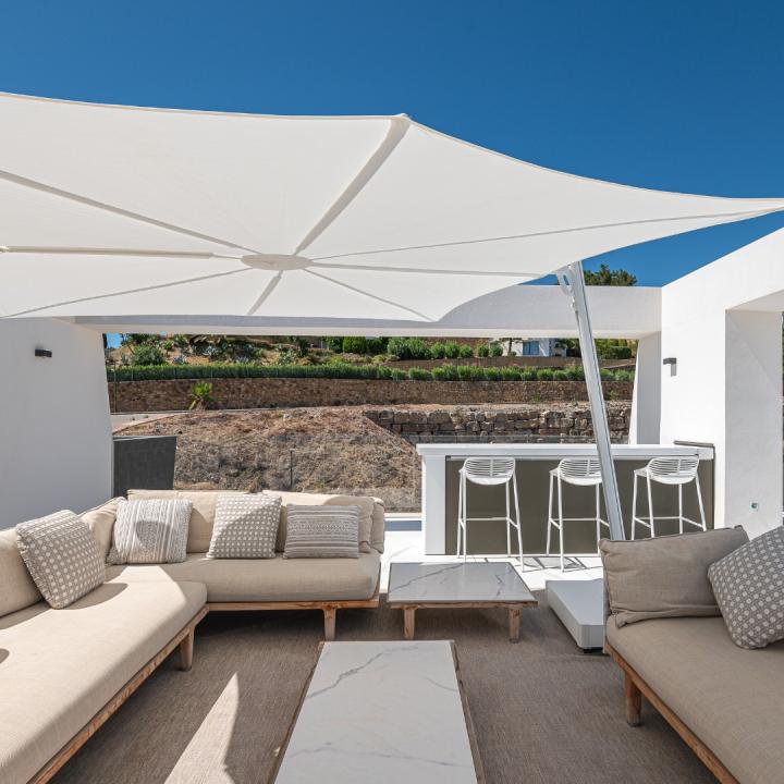 Stunning 3 bedroom penthouse with private swimming pool and panoramic sea views Picture 19