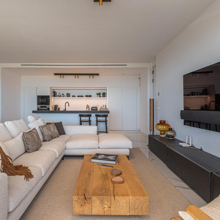 Stunning 3 bedroom penthouse with private swimming pool and panoramic sea views Picture 2
