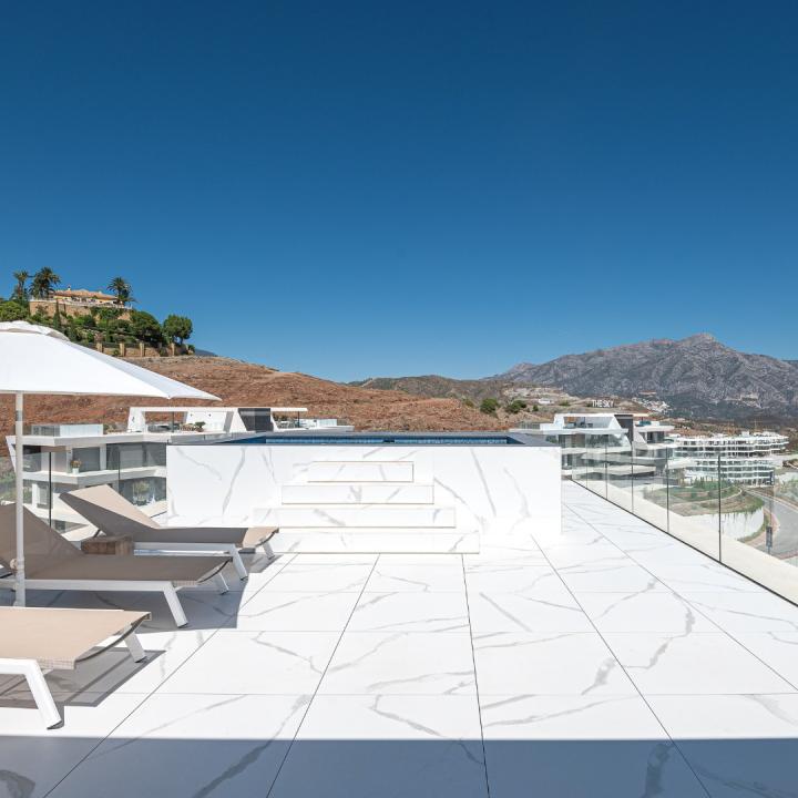 Stunning 3 bedroom penthouse with private swimming pool and panoramic sea views Picture 20