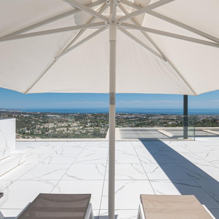 Stunning 3 bedroom penthouse with private swimming pool and panoramic sea views Picture 21