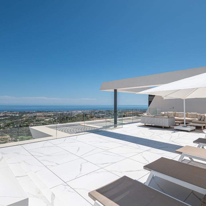 Stunning 3 bedroom penthouse with private swimming pool and panoramic sea views Picture 22