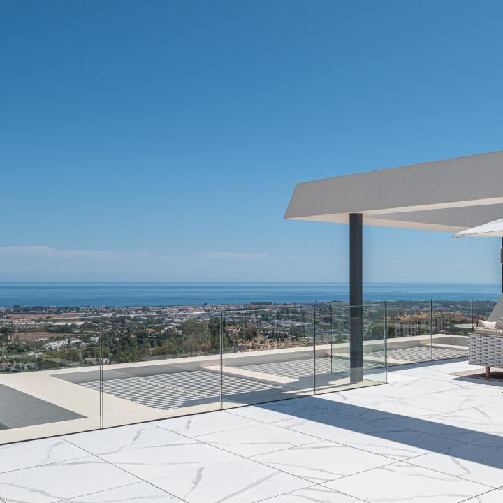 Stunning 3 bedroom penthouse with private swimming pool and panoramic sea views Picture 23