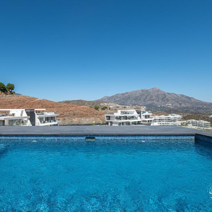 Stunning 3 bedroom penthouse with private swimming pool and panoramic sea views Picture 24