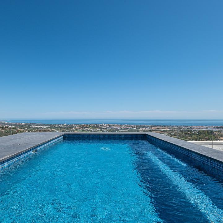 Stunning 3 bedroom penthouse with private swimming pool and panoramic sea views Picture 25