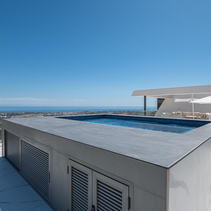 Stunning 3 bedroom penthouse with private swimming pool and panoramic sea views Picture 26