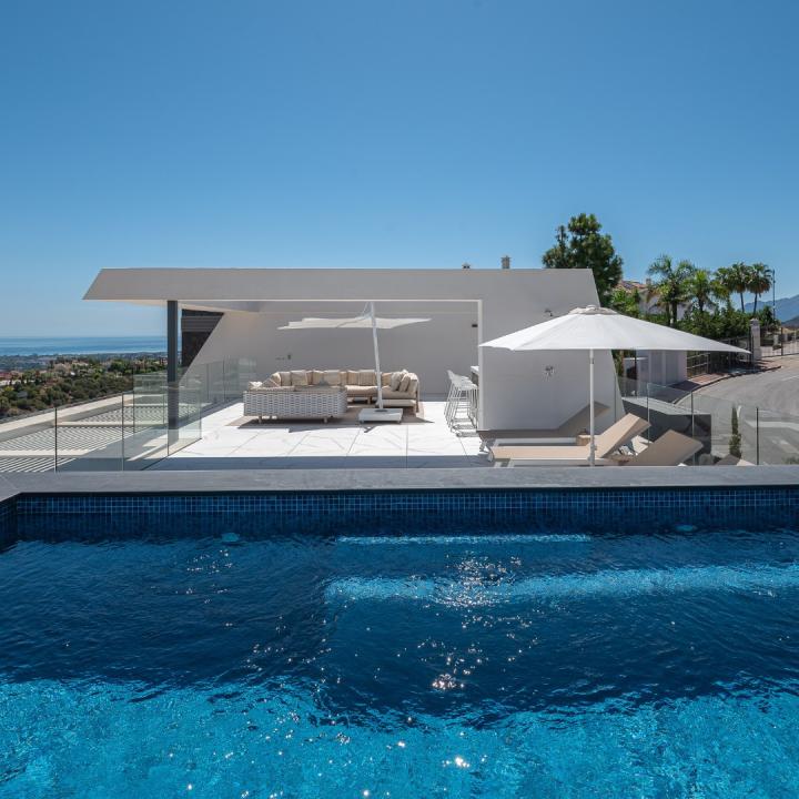 Stunning 3 bedroom penthouse with private swimming pool and panoramic sea views Picture 27