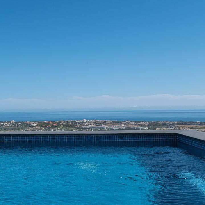 Stunning 3 bedroom penthouse with private swimming pool and panoramic sea views Picture 28