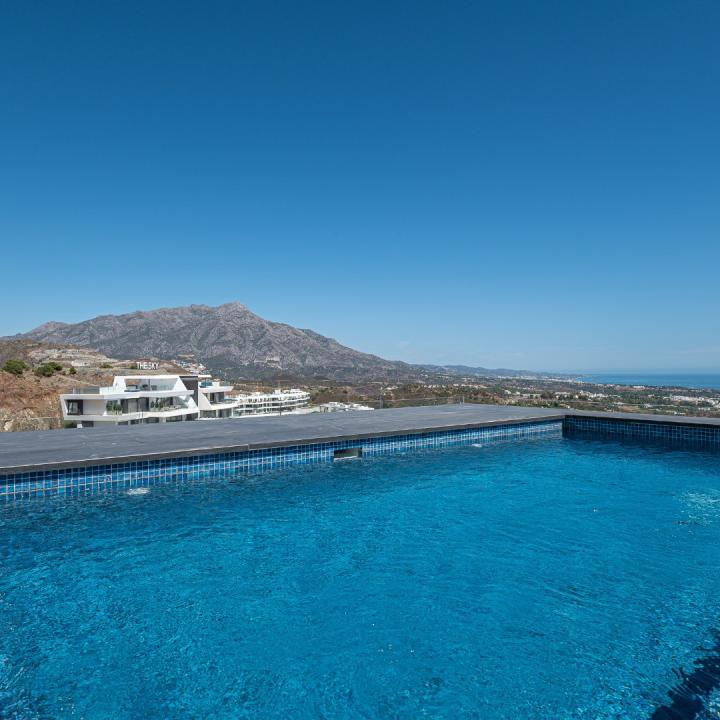 Stunning 3 bedroom penthouse with private swimming pool and panoramic sea views Picture 29
