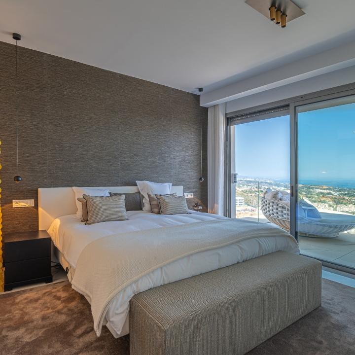 Stunning 3 bedroom penthouse with private swimming pool and panoramic sea views Picture 4