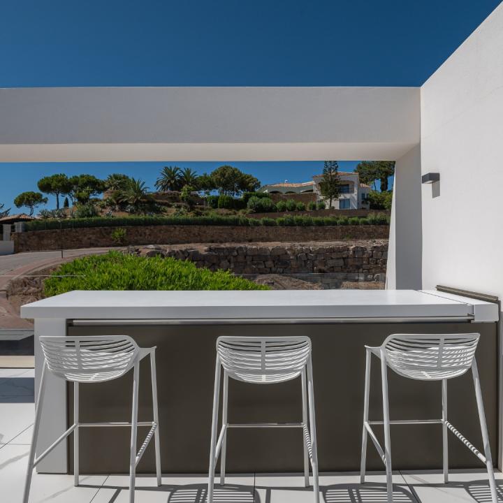 Stunning 3 bedroom penthouse with private swimming pool and panoramic sea views Picture 30