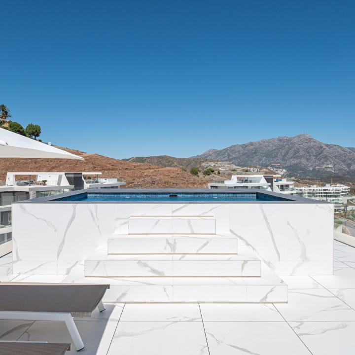 Stunning 3 bedroom penthouse with private swimming pool and panoramic sea views Picture 31