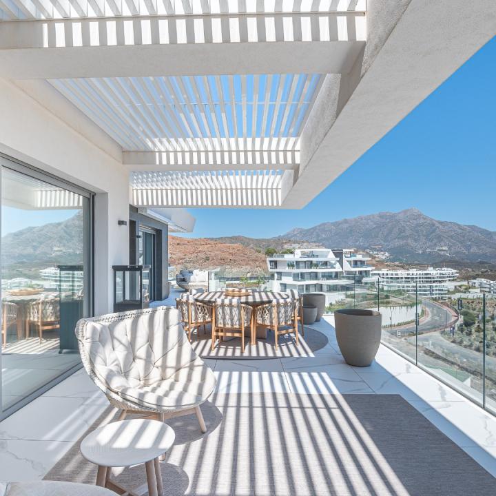 Stunning 3 bedroom penthouse with private swimming pool and panoramic sea views Picture 32