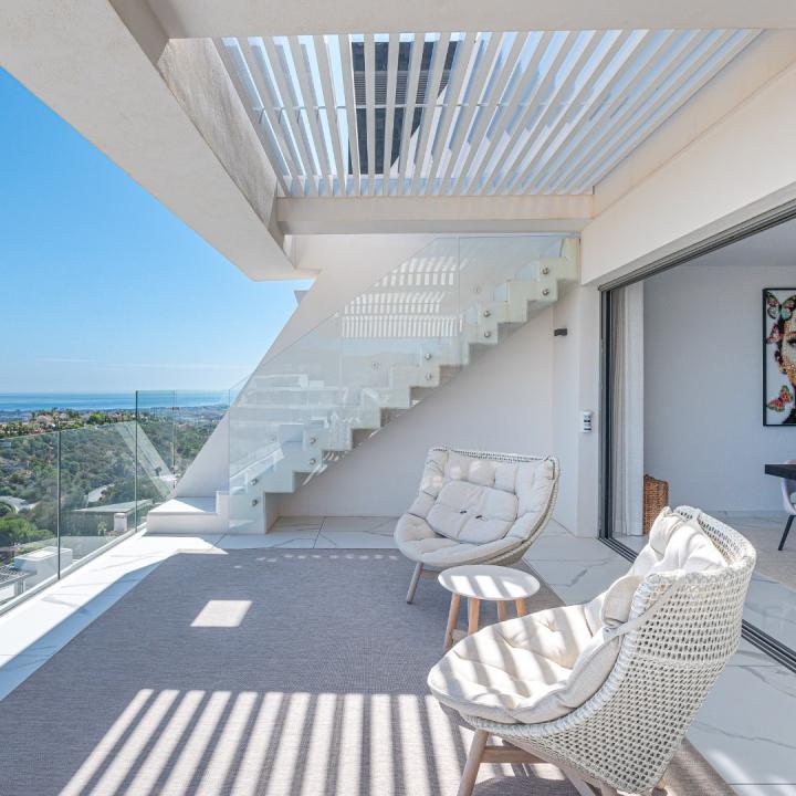 Stunning 3 bedroom penthouse with private swimming pool and panoramic sea views Picture 34