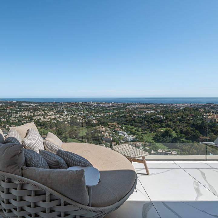 Stunning 3 bedroom penthouse with private swimming pool and panoramic sea views Picture 36