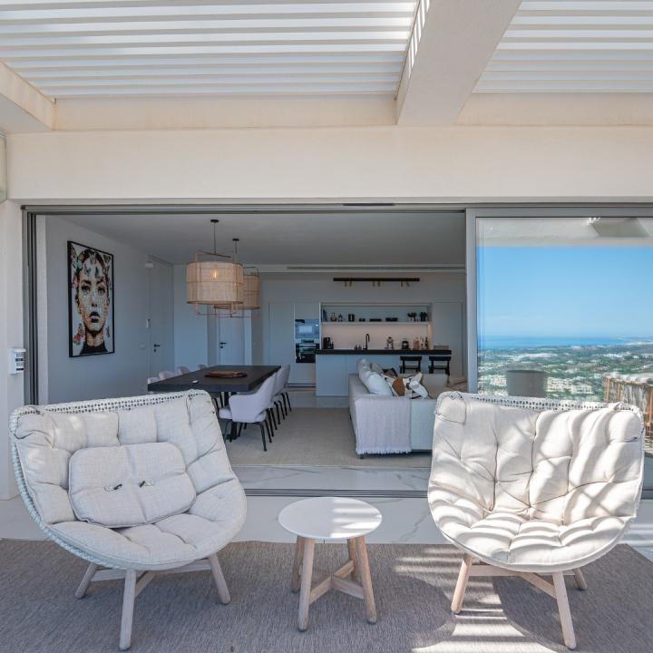 Stunning 3 bedroom penthouse with private swimming pool and panoramic sea views Picture 37