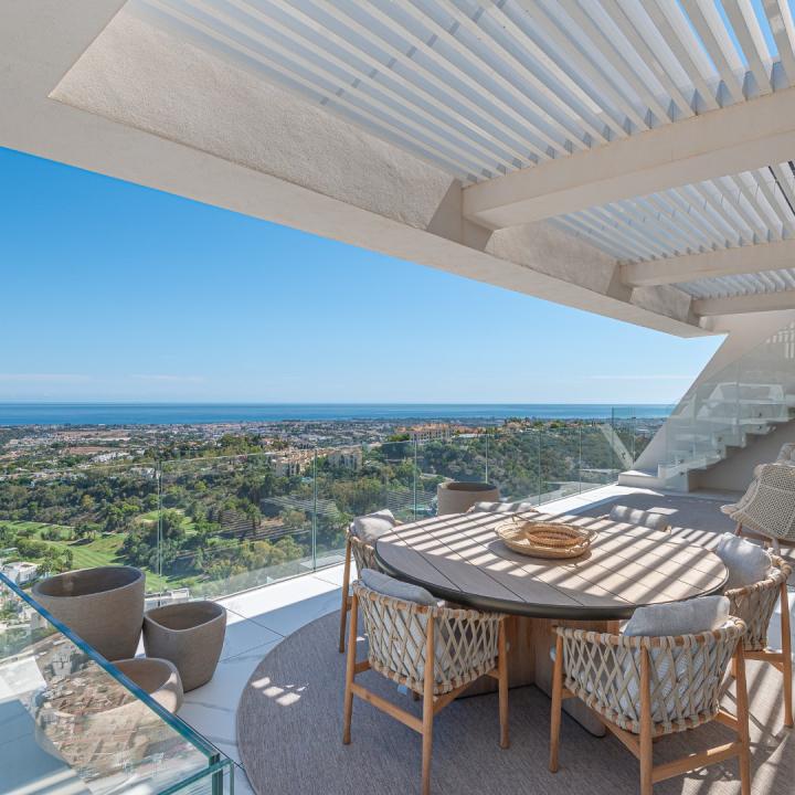 Stunning 3 bedroom penthouse with private swimming pool and panoramic sea views Picture 1