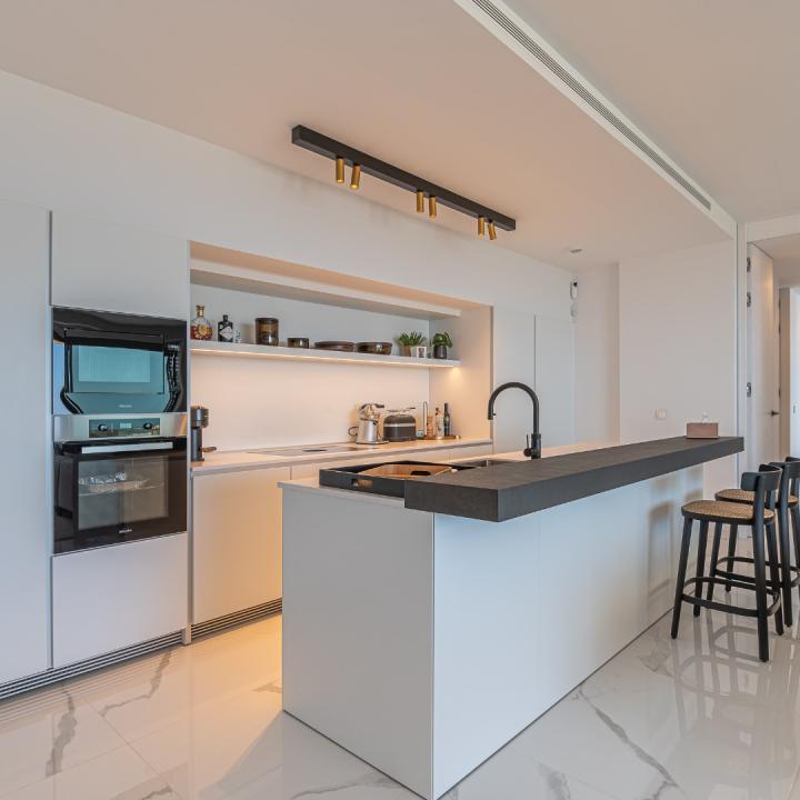 Stunning 3 bedroom penthouse with private swimming pool and panoramic sea views Picture 40