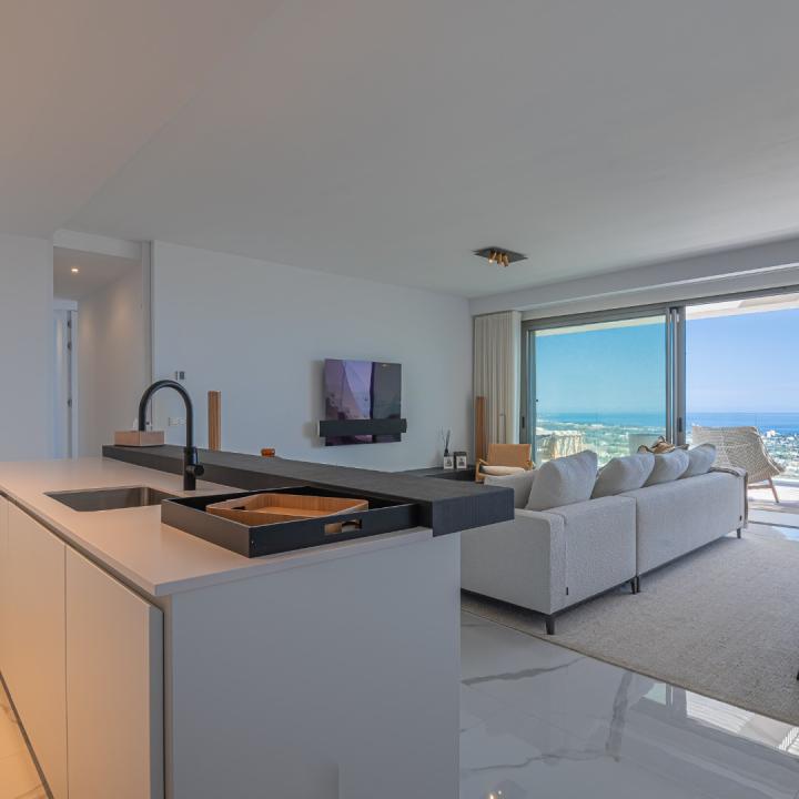Stunning 3 bedroom penthouse with private swimming pool and panoramic sea views Picture 41