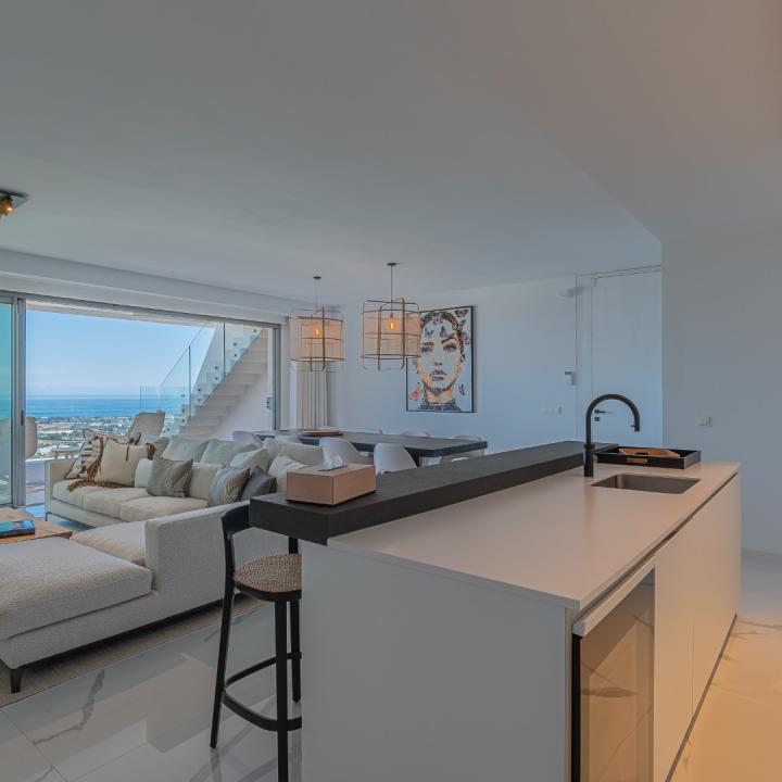 Stunning 3 bedroom penthouse with private swimming pool and panoramic sea views Picture 42