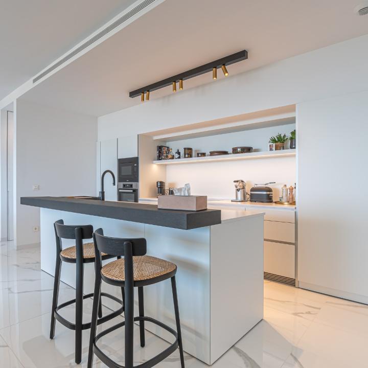 Stunning 3 bedroom penthouse with private swimming pool and panoramic sea views Picture 3