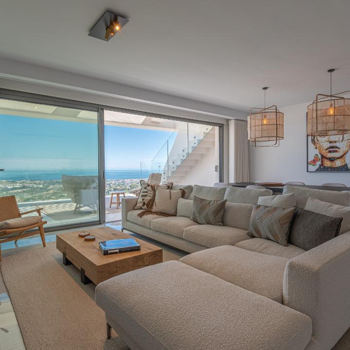 Stunning 3 bedroom penthouse with private swimming pool and panoramic sea views Picture 43