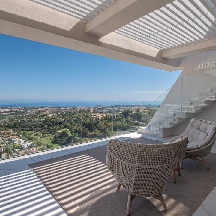 Stunning 3 bedroom penthouse with private swimming pool and panoramic sea views Picture 45