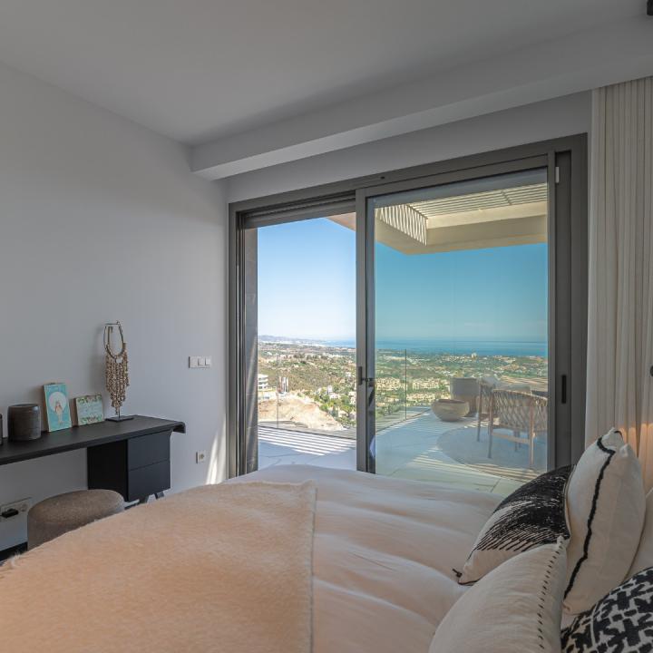 Stunning 3 bedroom penthouse with private swimming pool and panoramic sea views Picture 48