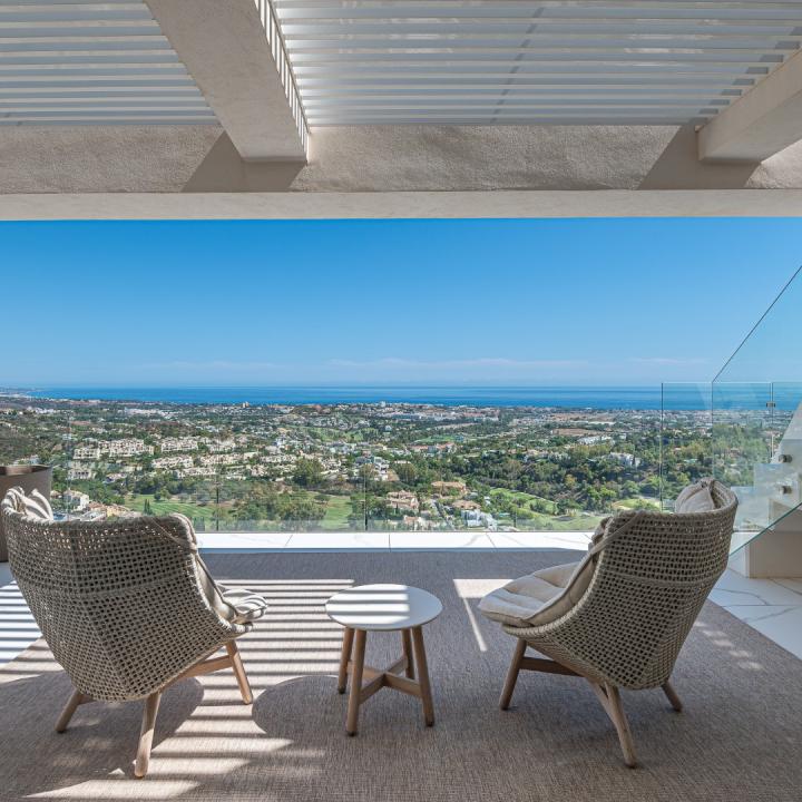 Stunning 3 bedroom penthouse with private swimming pool and panoramic sea views Picture 5