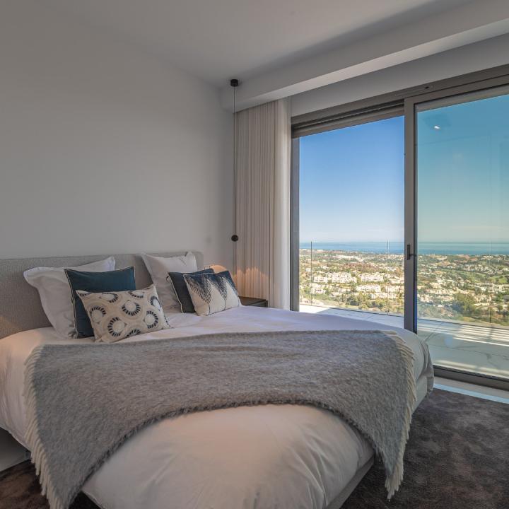 Stunning 3 bedroom penthouse with private swimming pool and panoramic sea views Picture 49