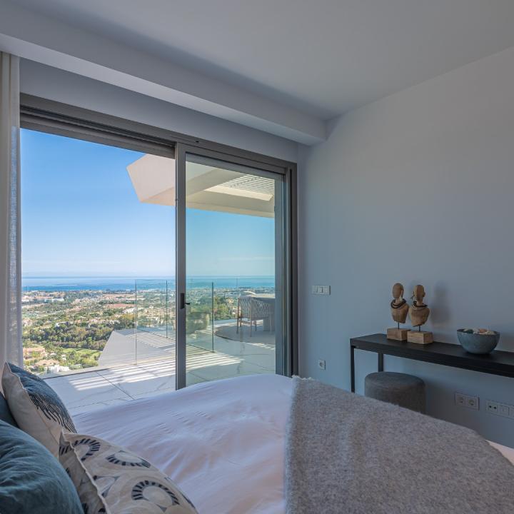 Stunning 3 bedroom penthouse with private swimming pool and panoramic sea views Picture 50