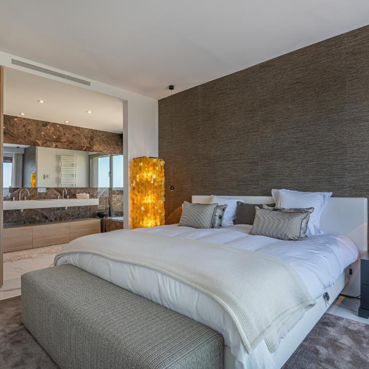 Stunning 3 bedroom penthouse with private swimming pool and panoramic sea views Picture 51