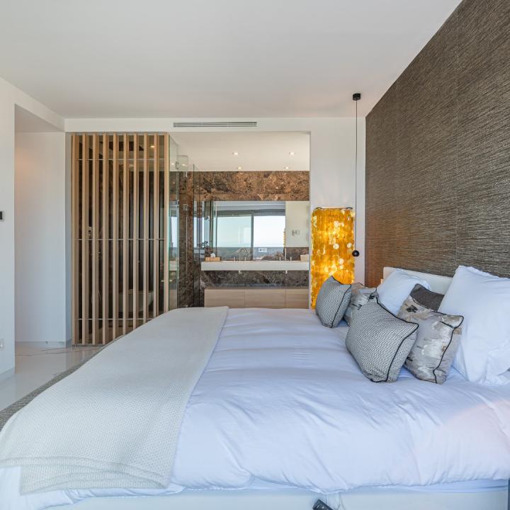 Stunning 3 bedroom penthouse with private swimming pool and panoramic sea views Picture 52