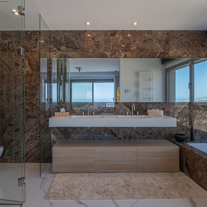 Stunning 3 bedroom penthouse with private swimming pool and panoramic sea views Picture 53