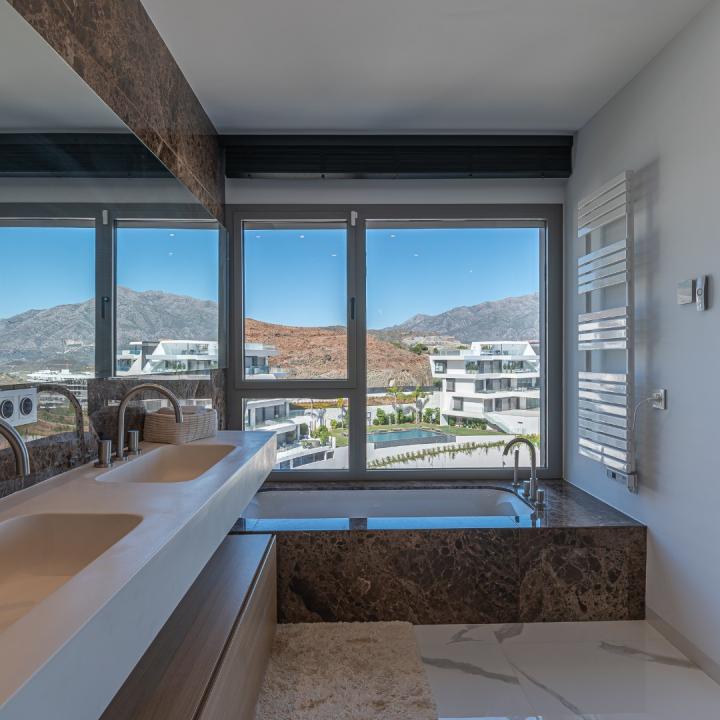 Stunning 3 bedroom penthouse with private swimming pool and panoramic sea views Picture 54