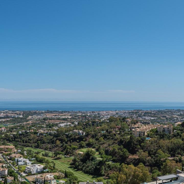 Stunning 3 bedroom penthouse with private swimming pool and panoramic sea views Picture 56