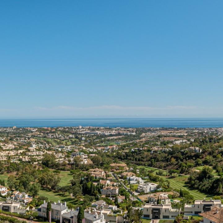 Stunning 3 bedroom penthouse with private swimming pool and panoramic sea views Picture 57