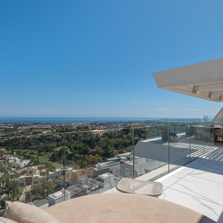 Stunning 3 bedroom penthouse with private swimming pool and panoramic sea views Picture 6