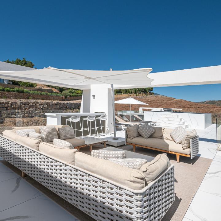 Stunning 3 bedroom penthouse with private swimming pool and panoramic sea views Picture 7