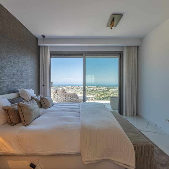 Stunning 3 bedroom penthouse with private swimming pool and panoramic sea views Picture 9