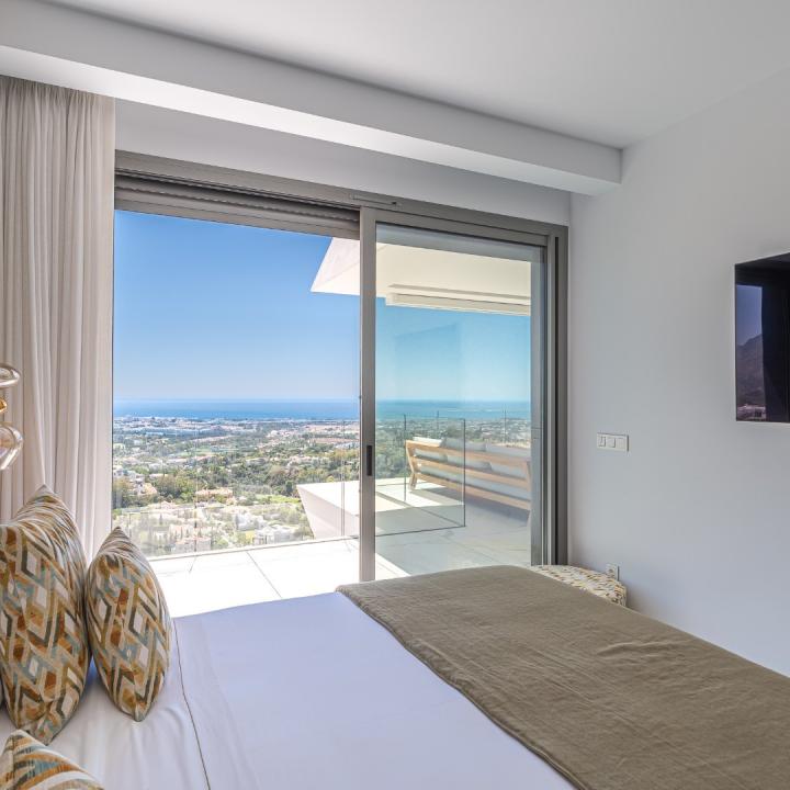 Stunning apartment in BYU Benahavis with a great terrace and amzing panoramic views to the sea Picture 12
