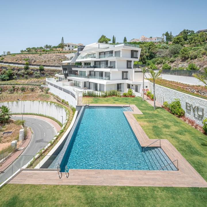 Stunning apartment in BYU Benahavis with a great terrace and amzing panoramic views to the sea Picture 1