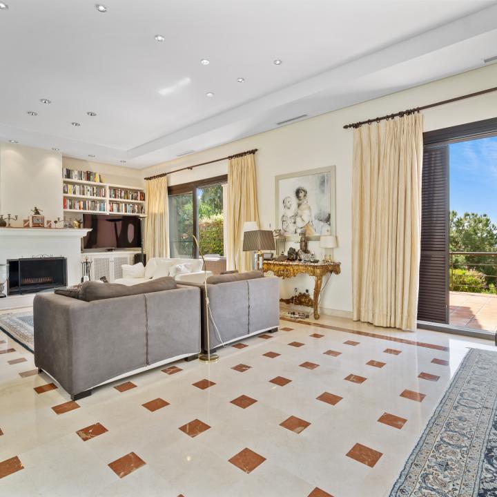 Fantastic five bedroom, south facing villa in La Quinta, Benahavis with sea and golf views Picture 38