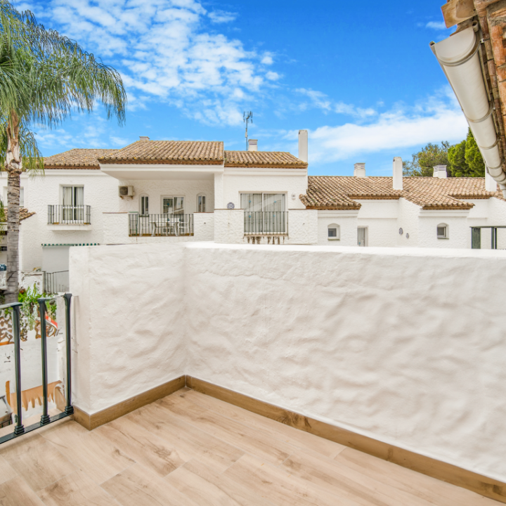 Impeccably reformed two bedroom townhouse located in a residential area of El Paraiso, Estepona Picture 10