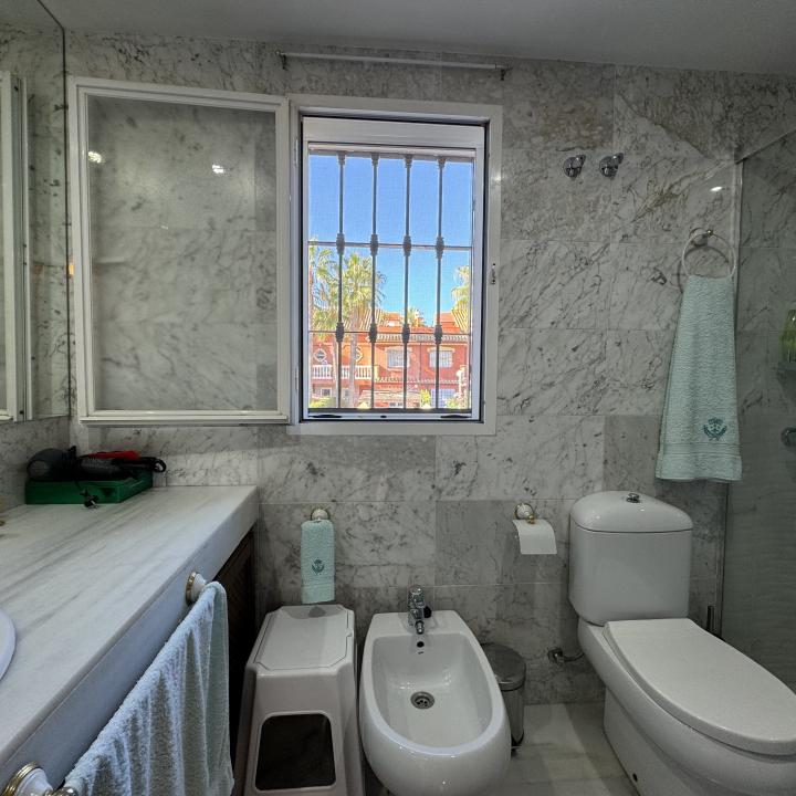 Lovely townhouse nestled in the established residential area of Monte Biarritz, on the border between Marbella and Estepona. Picture 20