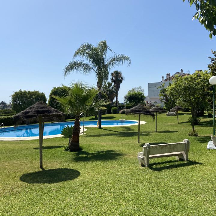 Lovely townhouse nestled in the established residential area of Monte Biarritz, on the border between Marbella and Estepona. Picture 1