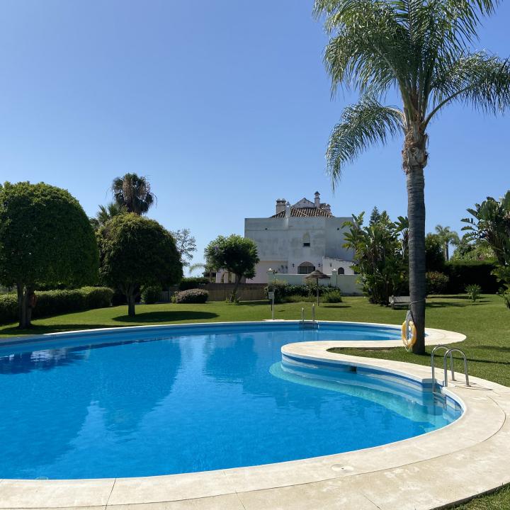 Lovely townhouse nestled in the established residential area of Monte Biarritz, on the border between Marbella and Estepona. Picture 2