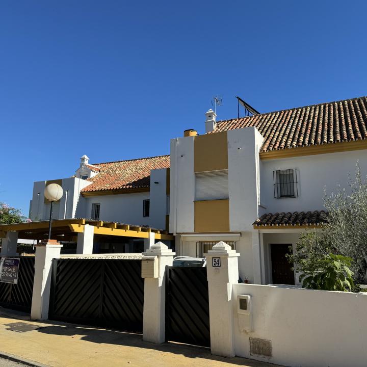 Lovely townhouse nestled in the established residential area of Monte Biarritz, on the border between Marbella and Estepona. Picture 32