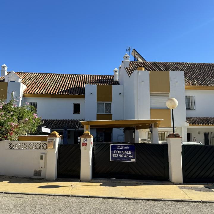 Lovely townhouse nestled in the established residential area of Monte Biarritz, on the border between Marbella and Estepona. Picture 5