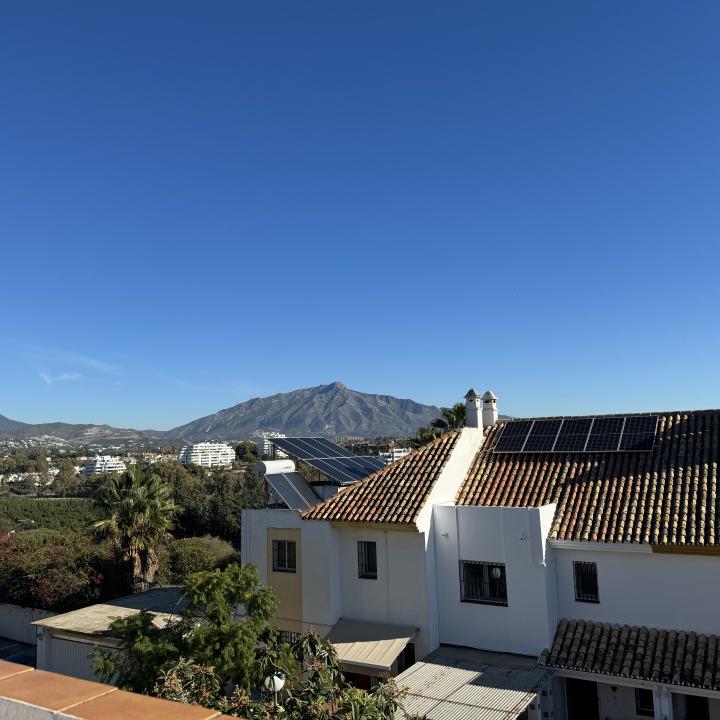 Lovely townhouse nestled in the established residential area of Monte Biarritz, on the border between Marbella and Estepona. Picture 3